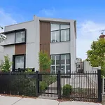 Peaceful Retreat With Backyard In Brunswick East