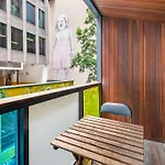 Stylish 2-Bed Apartment In Central Melbourne