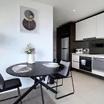 Skyline Oasis Apartment With Balcony In Lonsdale