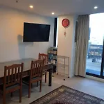 Luxury Apartment Next To Melbourne Central Large Private Balcony With Views