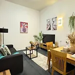 A Chic City Apt Bourke St Living Near Chinatown