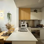 A Chic City Apt Bourke St Living Near Chinatown