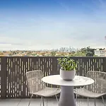 Luxury 2 Bed Apartment In Elsternwick With City Views Of Melbourne