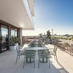 Luxury 2 Bed Apartment In Elsternwick With City Views Of Melbourne