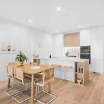Luxury 2 Bed Apartment In Elsternwick With City Views Of Melbourne