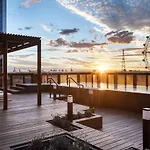 Centrally Located Modern Loft W Free Parking, Infinity Pool, Workspace