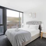 New Modern Design 3B2B House With Parking Near Toorak