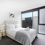 New Modern Design 3B2B House With Parking Near Toorak