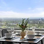 Breathtaking Views At Spacious Apartment In Melbourne Cbd With Gym