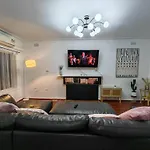Northern Home-Close To Airport, Walk To Train