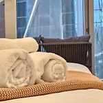 Bright & Stylish Apt In Best Location W Pool & Gym