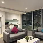 Modern 1-Bedroom Apartment In Cbd