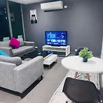 Modern 1-Bedroom Apartment In Cbd