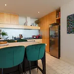 Stylish City Escape With Free Parking And Skyline View