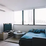 Minutes From Cbd Designer Apartment