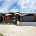 Comfy And Warm Home In Point Cook