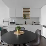 Perfect Location 2 Bdrs Apartment@Glen Waverley