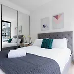 Perfect Location 2 Bdrs Apartment@Glen Waverley