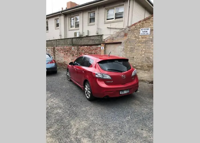 East Melbourne City Studio - Amazing Location & Sunny Charm