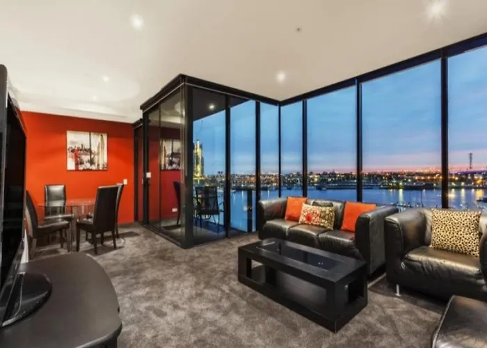 Lovely Waterfront Condo With Swimming Pool And Gym In The Heart Of Docklands