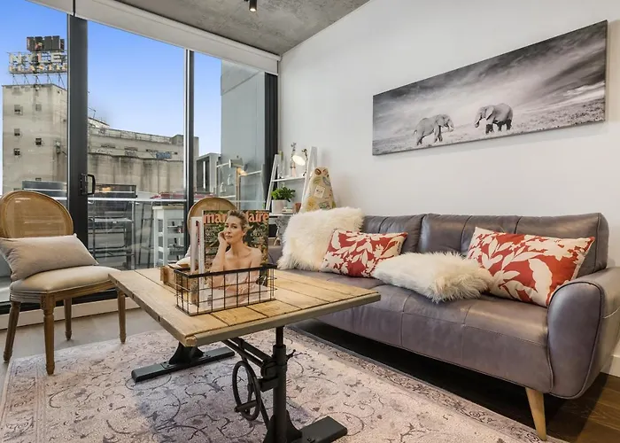 Luxury African Themed Apartment☆10Min To Mcg & Swan St☆On-Site Parking☆Balcony☆Rooftop Deck☆Gym☆