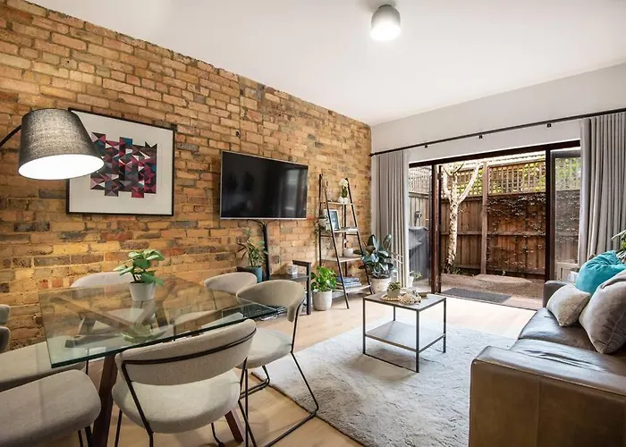Spacious Style In St. Kilda East - Large Courtyard
