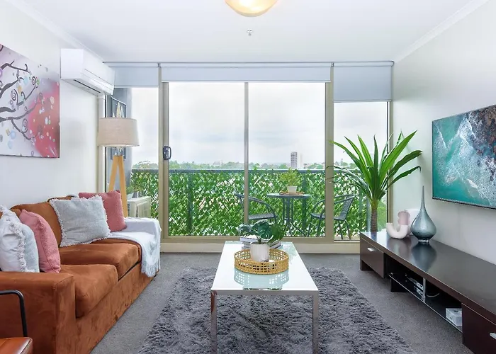 City Skyline Views With Swimming Pool!