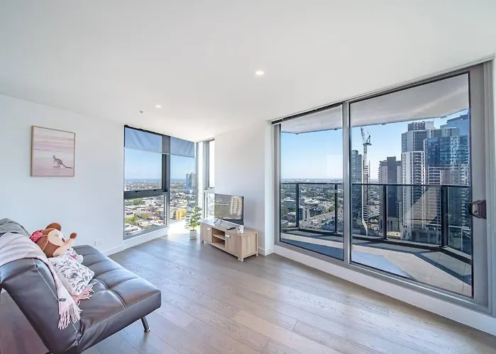 Spacious 2 -Bedrs Apt With Free Parking