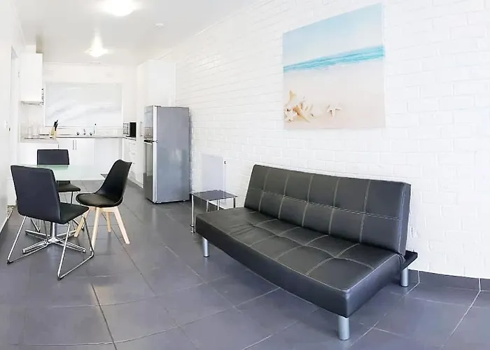 Promo! Entire 2 Bedroom Unit Near Train Station! Free Parking & Wifi!