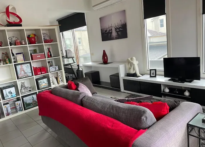 Radiance - Chic Fitzroy Street Apartment