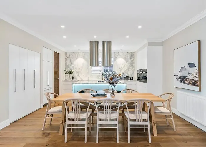 Spacious Luxury Hampton Home - Park Front
