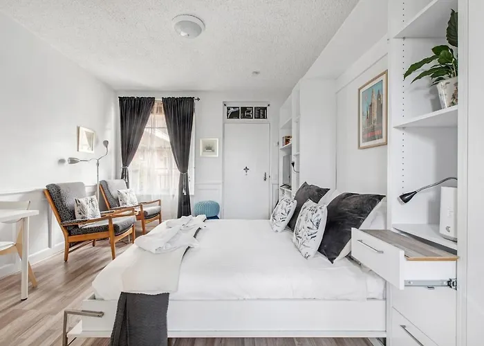 The Little Royal - A Carlton Gardens Studio