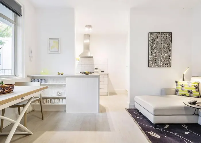 \'The Courtyard Chateau\' Fresh And Modern Off Toorak Rd