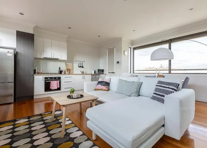 Primrose - Chic Mid-Century Style In Brunswick