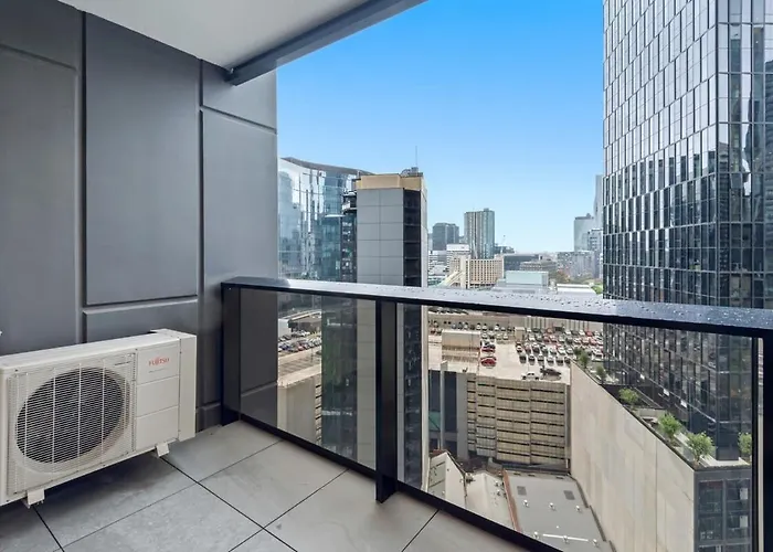 Elegant 2-Bed With Extensive Amenities And Views