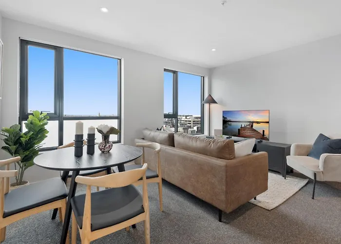 Spectacular 2-Bed With Amenities & Sky-High Views