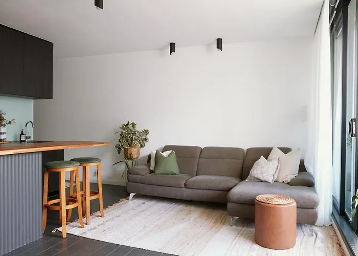 Cityscape Trendsetter - Contemporary Chic With Pool