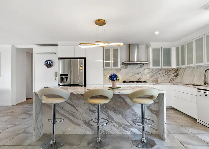 Luxury Spacious 3-Bedroom Suite On Exclusive Lansell Rd, Toorak