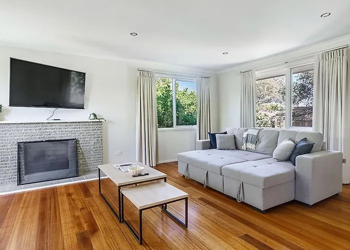 Sunlit Suburbia - A Breezy Abode In Glen Waverley