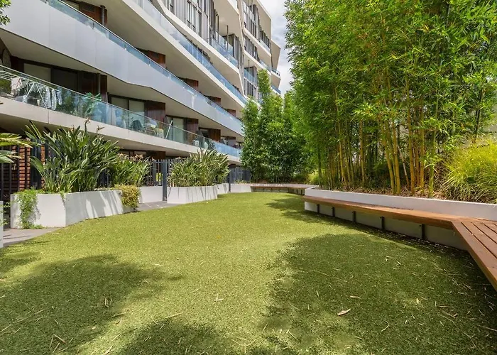 Peaceful 2 Bedroom Unit With Free Parking