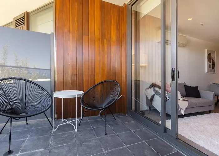 Spacious 1 Bedroom Apartment With Car Park 02174