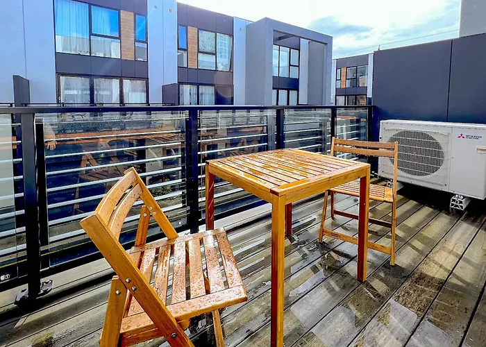 Modern 3-Level Townhouse Freeparking