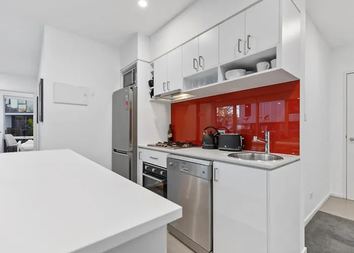 Sleek South Yarra 2-Bed With Alfresco Dining