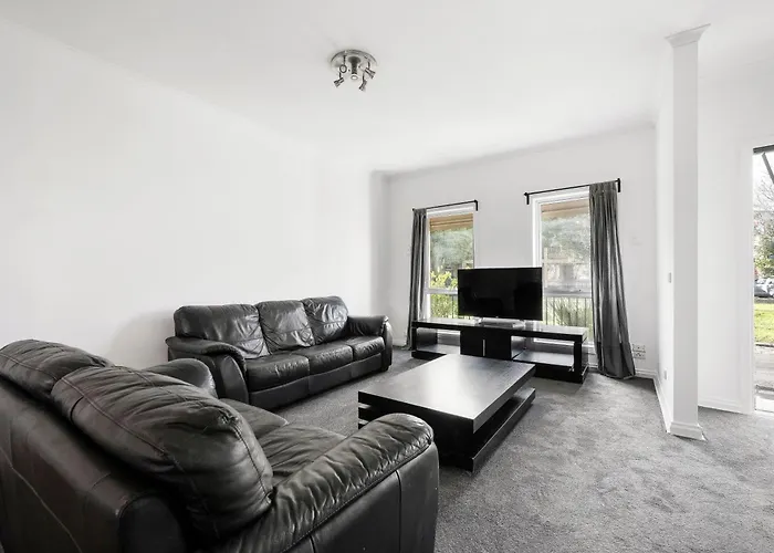 Entire 4 Bedroom Townhouse -Sleeps 6/7- All Yours