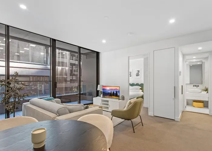 Chic 1-Bed With Pool & Amenities In St Kilda Road