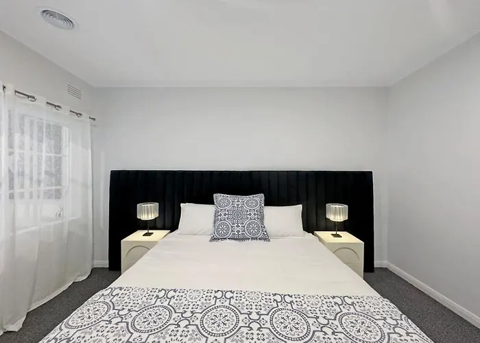 Luxurious Art Deco Abode Opposite Albert Park Lake