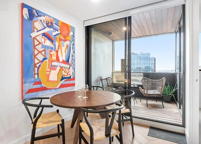 Artistic Urban Getaway Just Off Smith Street!