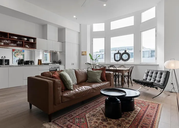 Light-Filled Artistic Getaway - Smith St