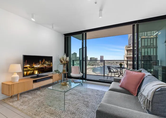 Chic 1-Bed With Harbour Views & Pool By Tram Line