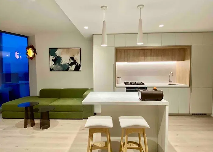 Chic 2Br Luxury Apt In Prime West Side Complex Center Of It All